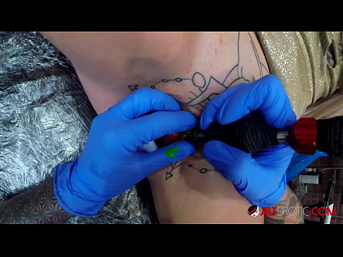 ❤️ Extreem getatoeëerde hottie Sully Savage kreeg een tatoeage op haar clitoris ❤️❌ Just porno at nl.xxxgr.ru ❌